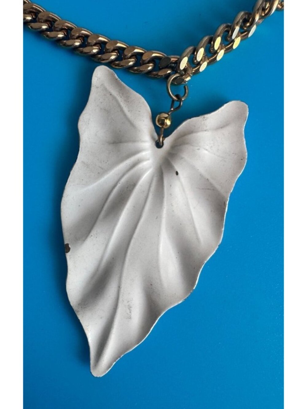 Gold Tone Chain Necklace White Leaf Dangle Accents Metal Adjustable Vintage 14" - Picture 5 of 6